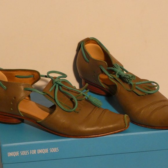 9- John Fluevog Mile End open-sided Kiltie Grey Leather Shoes 8 - Picture 11 of 11